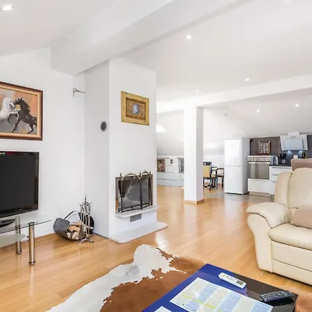 In Bregi With Sauna 度假居 *